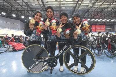 Pasukan pelumba Terengganu menunjukkan pingat emas yang dimenangi dalam acara akhir berbasikal trek pursuit berpasukan wanita menentang Johor pada Sukma Selangor 2026 di Velodrom Nasional, Sabtu. Foto Bernama