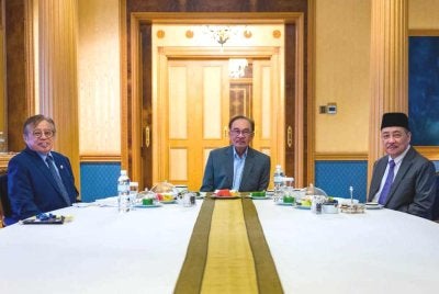 Anwar ketika mengadakan pertemuan dengan Abang Johari dan Hajiji di Bandar Seri Begawan, Brunei pada Sabtu. Foto Pejabat Perdana Menteri