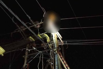 Mangsa didapati masih berada di atas tiang elektrik ketika pasukan bomba tiba di lokasi.
