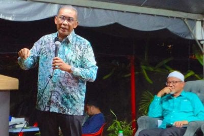 Takiyuddin semasa menyampaikan ceramah isu semasa peringkat Parlimen Kota Bharu di Jalan Seri Cemerlang pada Sabtu.