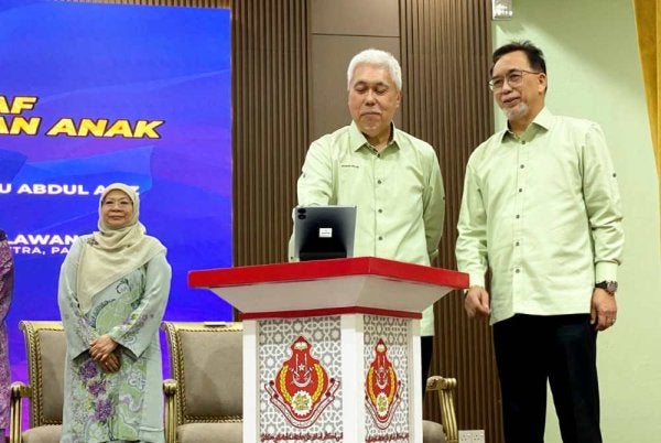 Tengku Mohamad Rizam (dua dari kanan) dan Mohd Anis (kanan) merasmikan Program Kesedaran Ibu Bapa Asnaf Terhadap Intervensif Awal Perkembangan Anak di Kompleks Islam Jubli Perak Sultan Ismail Petra di Kota Bharu pada Sabtu. Foto SINAR HARIAN/HAZELEN LIANA KAMARUDIN