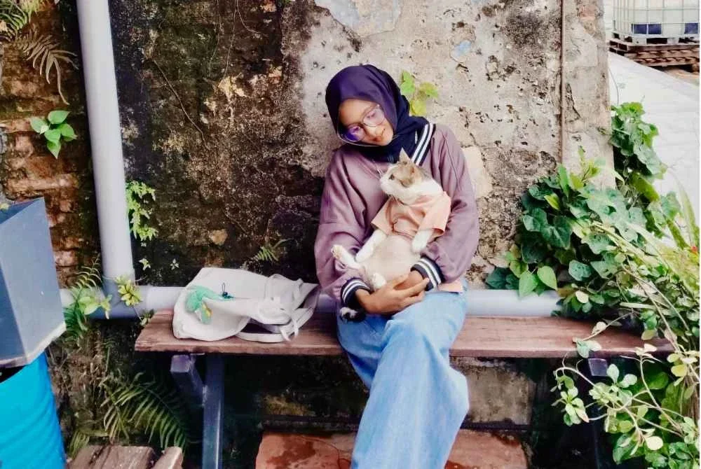 Yoyo bersama penjaganya yang dikenali sebagai Adik Nor.