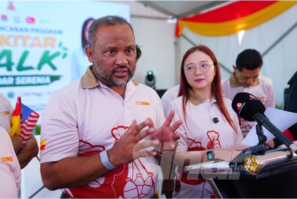 Jamaliah (dua dari kiri) dan Ramli (kiri) majlis pelancaran program di The Cora, Bandar Serenia. Foto SINAR HARIAN/MOHD HALIM ABDUL WAHID