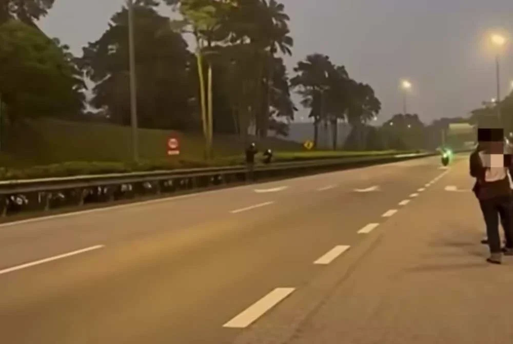 Aksi motosikal berlumba di Lebuhraya Linkedua. - Foto tular