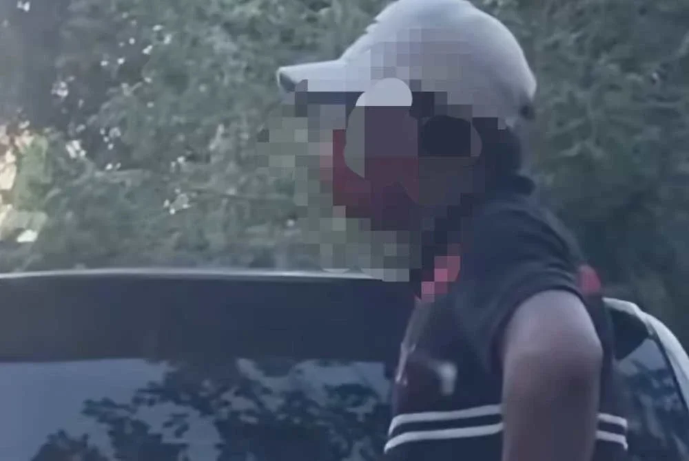 Tangkap layar video aksi lelaki yang didakwa melakukan aksi tidak senonoh di hadapan sebuah kereta seorang wanita di Taman Keladi baru-baru ini.