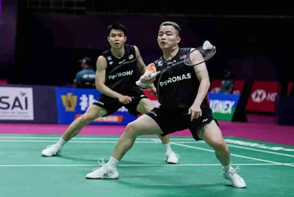 Aaron (kanan) dan Wooi Yik akan berdepan pasangan China dalam saingan akhir Kejohanan Dunia di New Delhi malam ini.