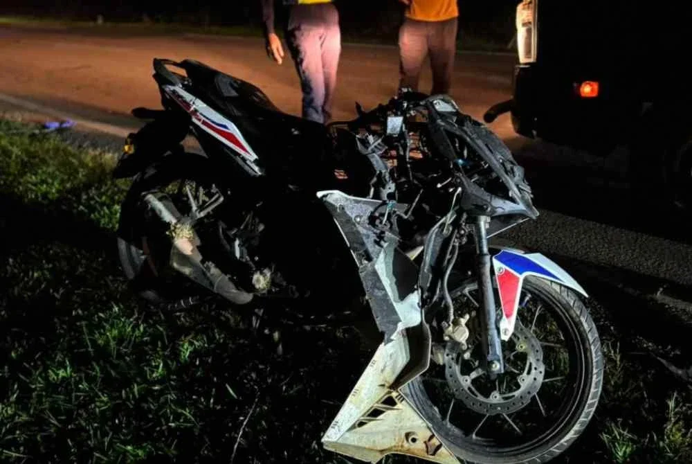 Keadaan motosikal yang ditunggangi mangsa selepas kemalangan tersebut. Foto Polis Rompin.