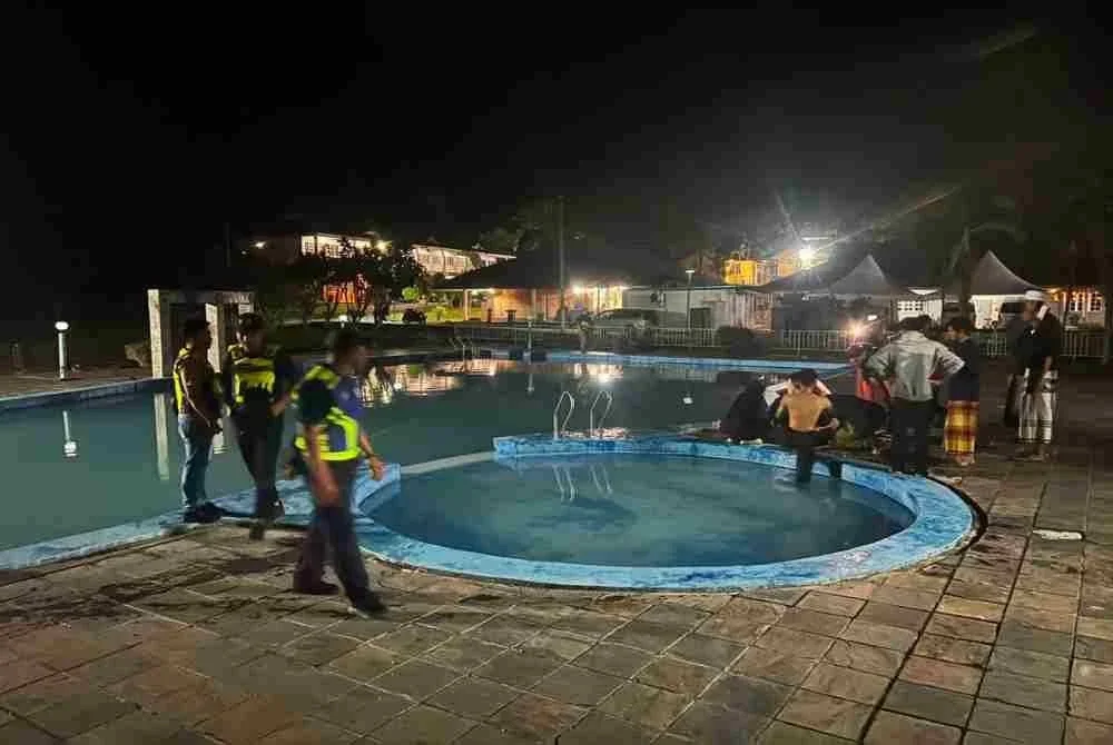 Hasil pencarian mendapati mangsa telah ditemui di dalam sebuah kolam air berhampiran lokasi kejadian dalam keadaan lemah. Foto sumber polis