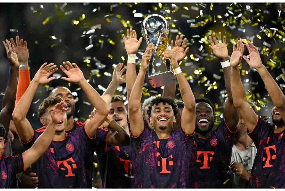 Para pemain meraikan kejayaan Bayern menjulang Piala Super Jerman selepas menewaskan tuan rumah, Dortmund 2-1. FOTO: AFP.