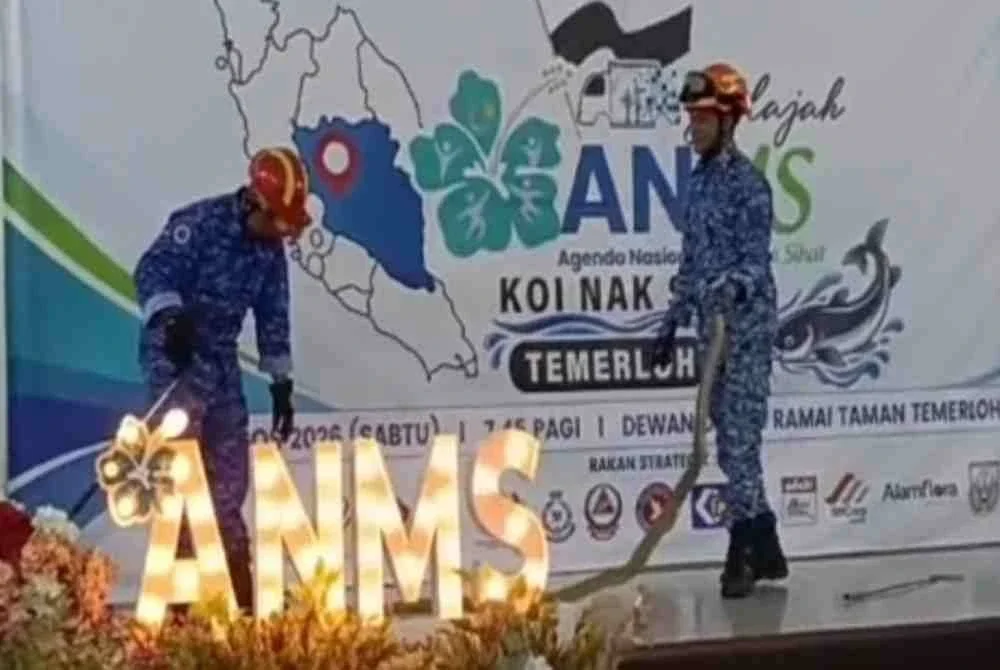 Anggota APM melakukan demonstrasi pengendalian reptilia di Dewan Taman Temerloh Jaya, di sini pada Sabtu.