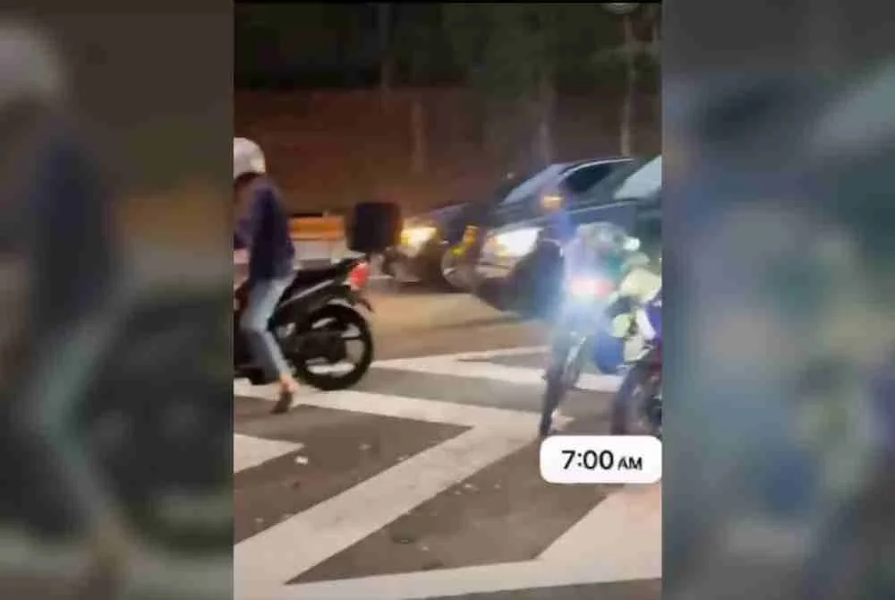 Video berdurasi kira-kira 33 saat tular di media sosial memaparkan sekumpulan individu dipercayai menutup laluan lebuh raya bagi memberi ruang kepada dua penunggang motosikal berlumba.