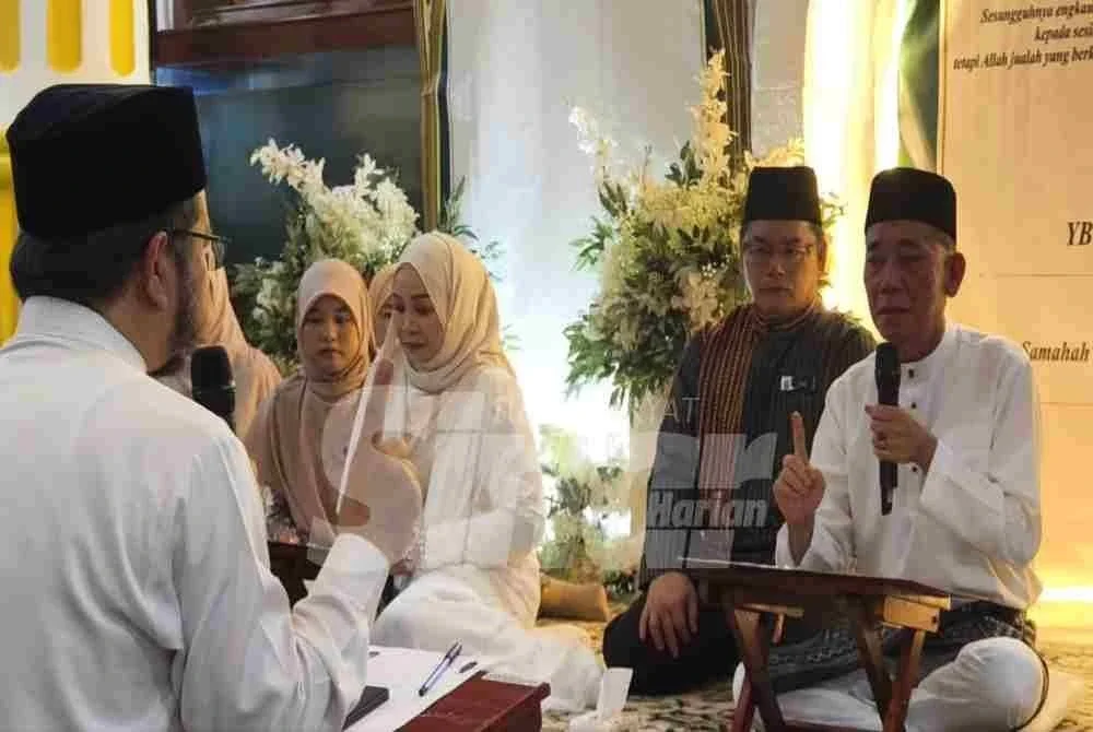 Ruddy bersama isterinya, Datin Seri Asiah Udin dan anak mereka, Aswady terlebih dahulu melafazkan dua kalimah syahadah secara bersama-sama sebelum mengulanginya secara bergilir-gilir, diikuti bacaan pengertiannya dalam bahasa Melayu.