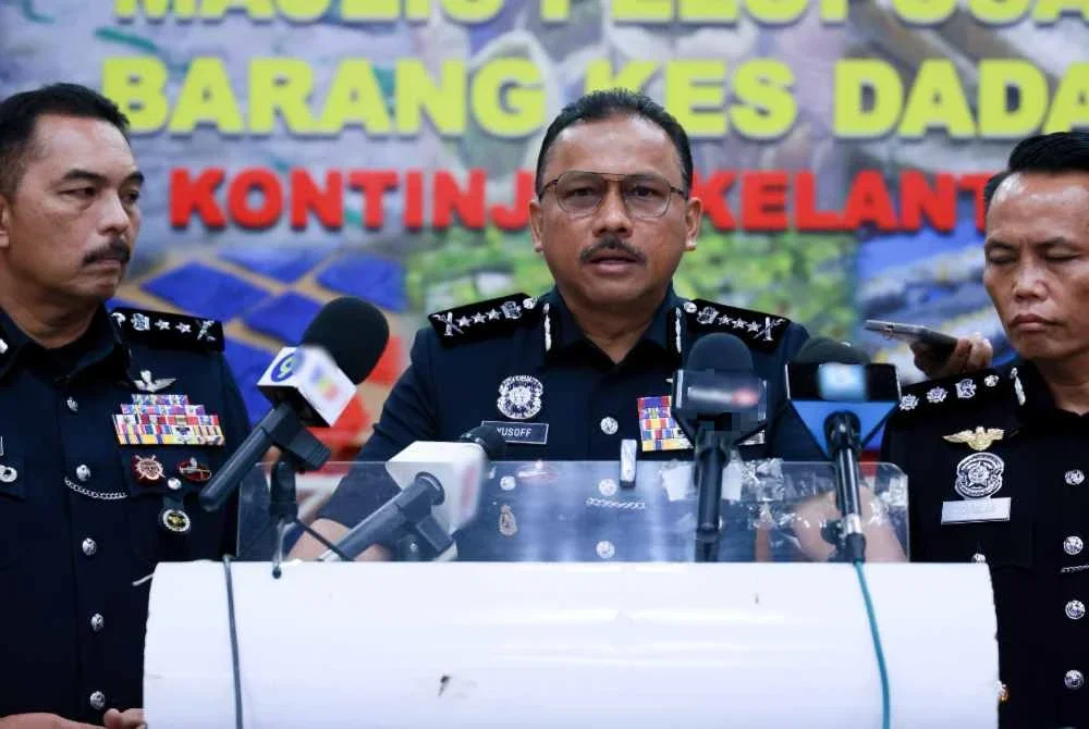 Mohd Yusoff (tengah) semasa sidang akhbar Pelupusan Barang Kes Melibatkan Dadah di IPK Kelantan pada Ahad.