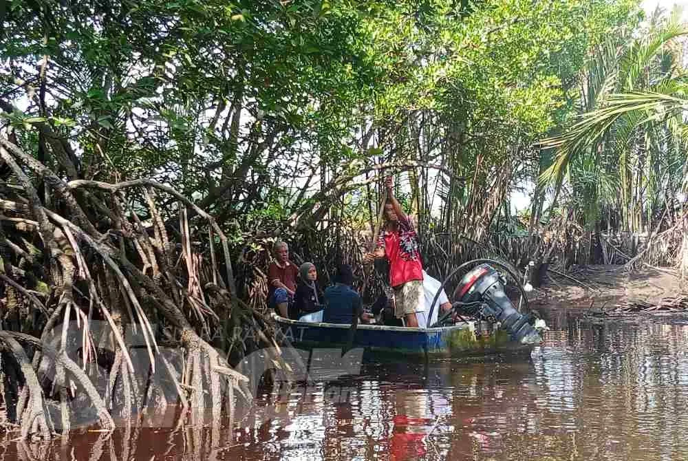 Keadaan Sungai yang cetek menyukarkan bot nelayan bergerak.