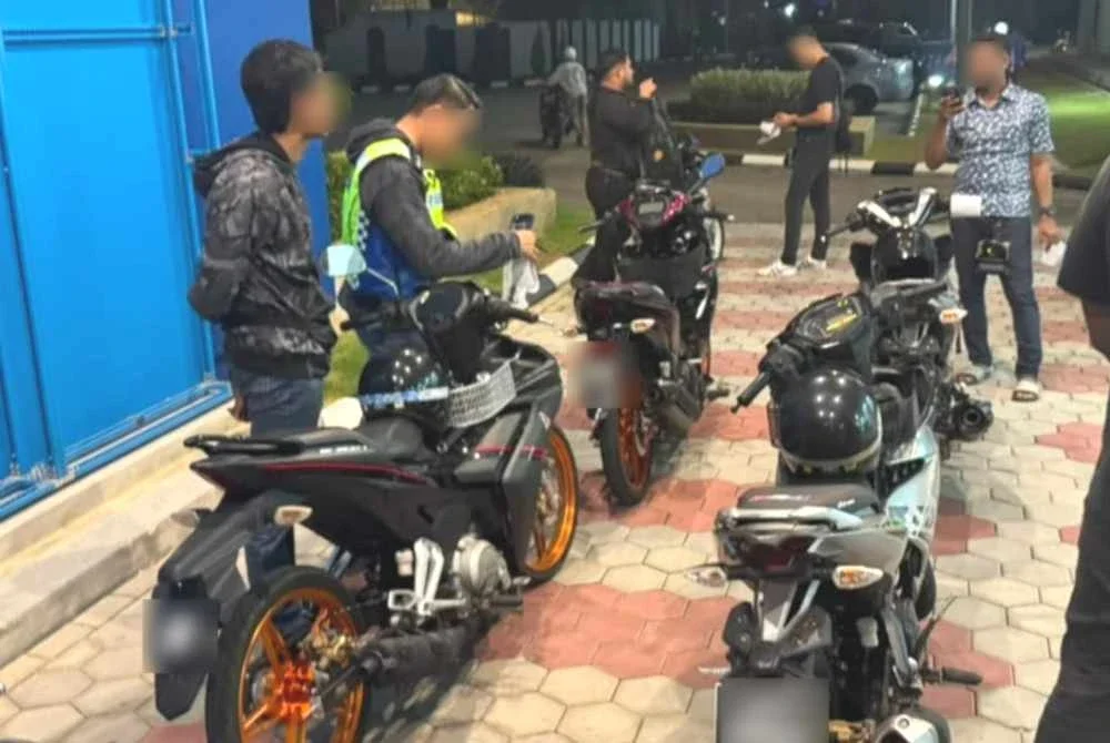Sebanyak 31 motosikal disita polis dalam operasi di Lebuhraya Link Kedua, awal pagi Ahad. Foto IPD Iskandar Puteri