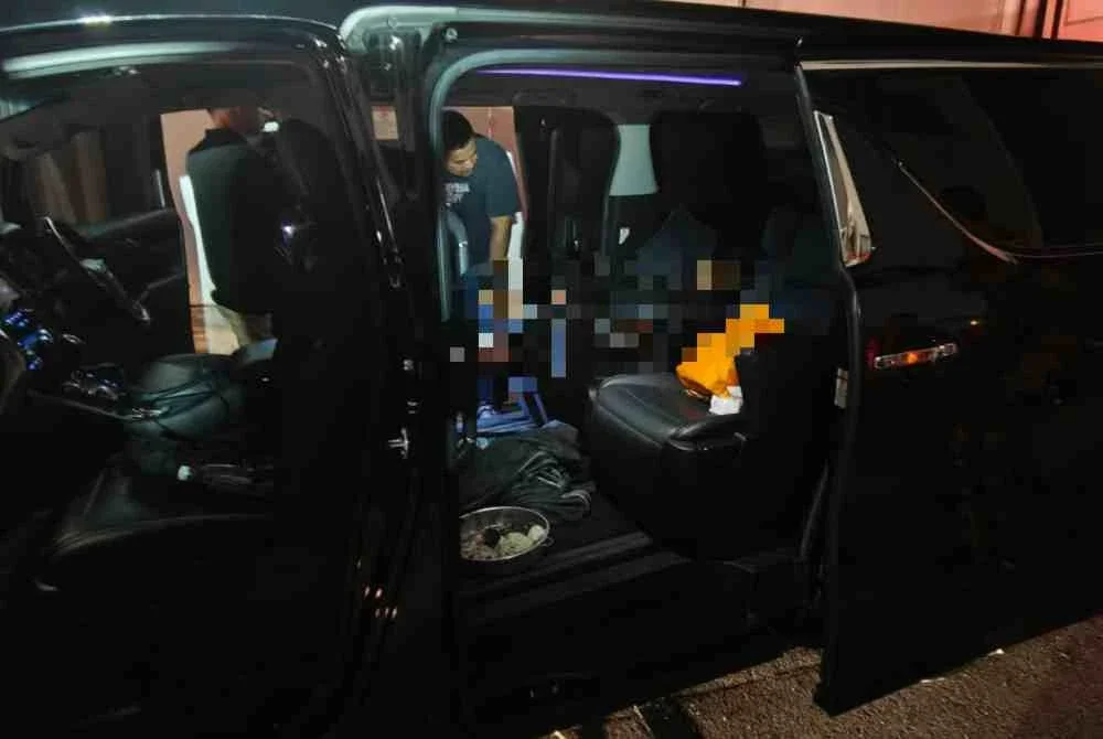 Seorang lelaki ditemui mati dalam sebuah kenderaan pelbagai guna (MPV) jenis Toyota Alphard yang berkunci.