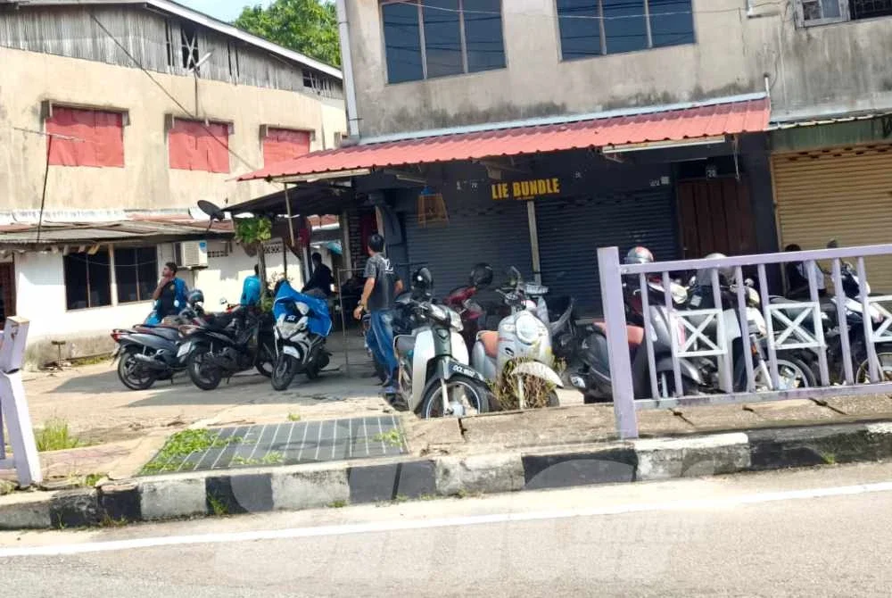 Kelihatan juga perkhidmatan motosikal tambang tersadai kerana ketiadaan penumpang.