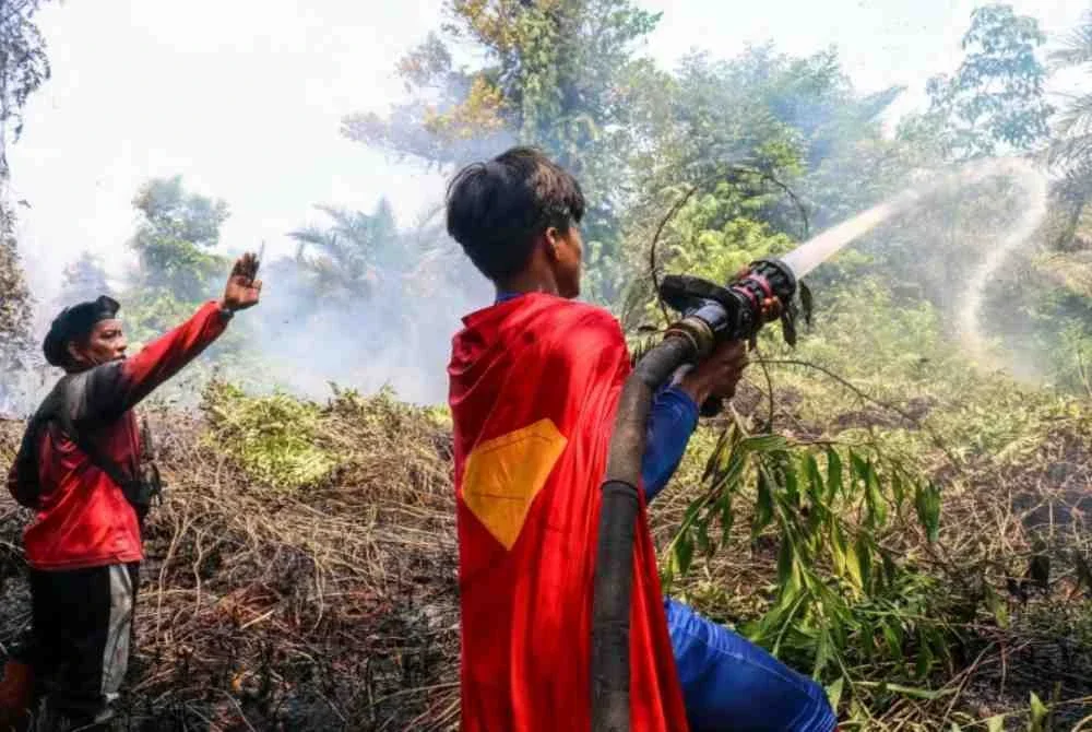 ‘Superman’ bantu padam kebakaran hutan di Kalimantan ‘Superman’ bantu padam kebakaran hutan di Kalimantan