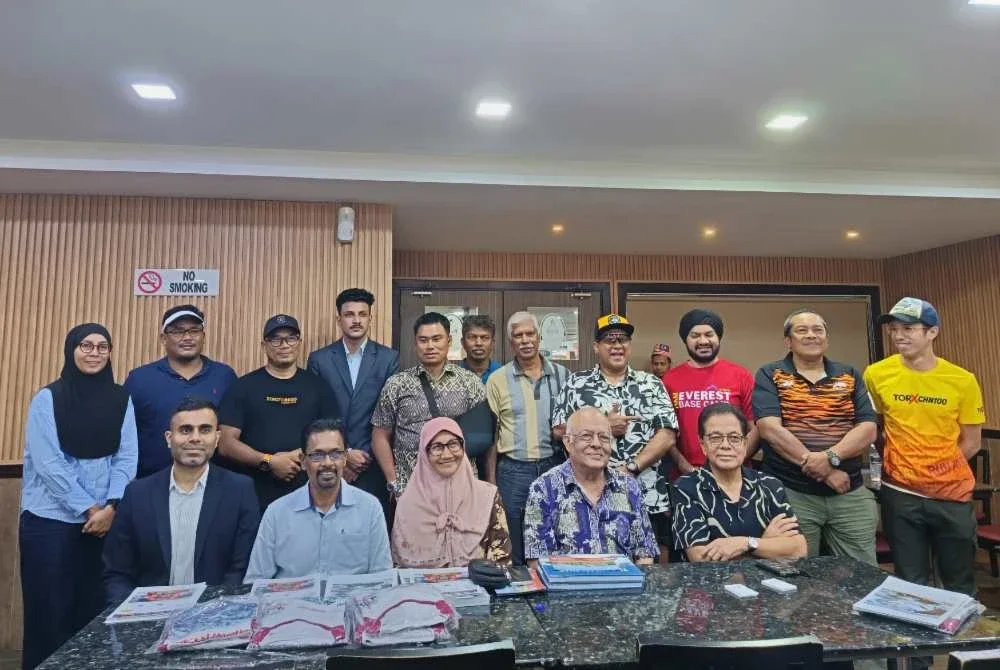 Magendran (duduk, dua kiri) bersama Johan (duduk, kanan) dan Pandey (duduk, dua kanan) bersama sebahagian pendaki dalam sesi perkongsian di ibu negara pada Ahad.