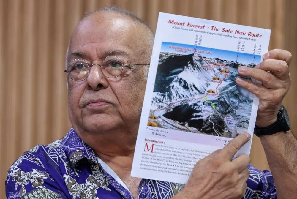 Pandey ketika memberi taklimat laluan baharu ke Gunung Everest kepada ahli Persatuan Pendaki Everest Malaysia. Foto Bernama