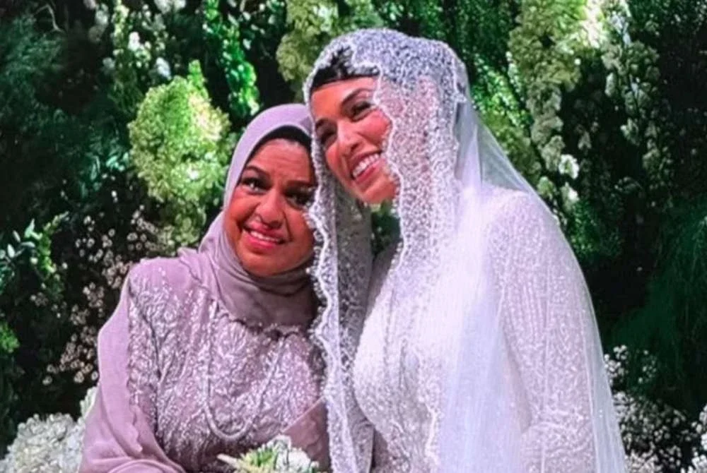 Shahrizat (kiri) bersama anak perempuannya, Izzana yang selamat diijabkabul dengan pasangannya pada Ahad. Foto: Instagram ShahrizatJalil