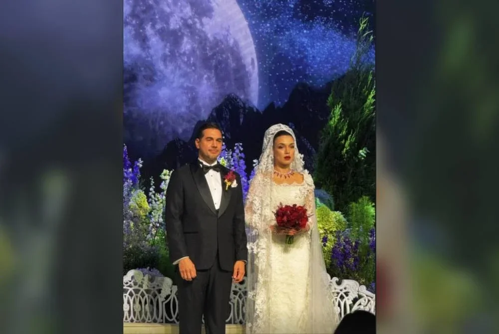 Izzana dan Adam ketika majlis persandingan mereka pada Ahad. Foto: Instagram ShahrizatJalil