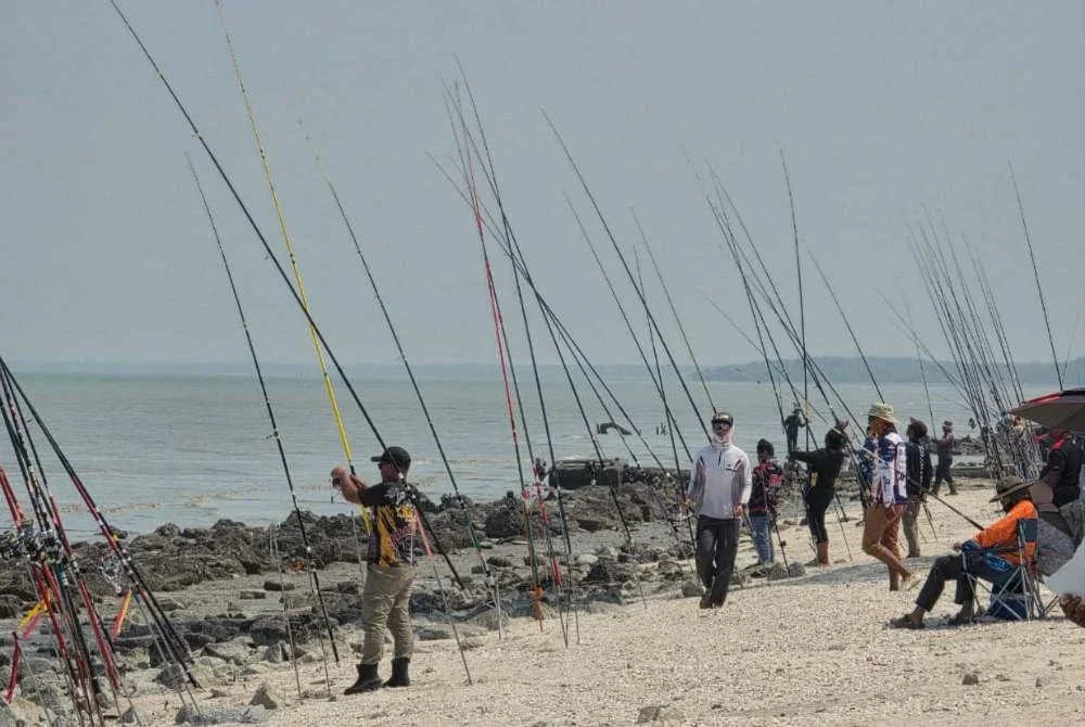 Sebahagian daripada lebih 500 peserta yang menyertai Cabaran Memancing Pantai Remis.