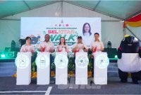 Jamaliah (tengah) dan Ramli (dua dari kiri) melancarkan Program Selkitar Walk di Bandar Serenia pada Sabtu. Foto SINAR HARIAN/MOHD HALIM ABDUL WAHID