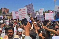 Penunjuk perasaan berkumpul di hadapan pejabat UNHCR di Tripoli bagi mendesak penutupan pejabat tersebut. - Agensi