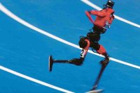 Aksi 'Lightning' ketika bertanding dalam Sukan Robot Humanoid Dunia kedua di Oval Luncur Laju Kebangsaan di Beijing, China pada Sabtu. Foto/ Reuters.