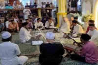 Ruddy bersama isteri dan anak ketika melafaz dua kalimah syahadah yang dibimbing Mufti Sabah, Datuk Bungsu @ Aziz Jaafar di kediaman mereka di Kampung Salimpodon Laut, Pitas, Kudat.