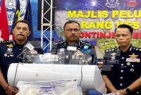 Mohd Yusoff (tengah) semasa sidang akhbar Pelupusan Barang Kes Melibatkan Dadah di IPK Kelantan, pada Ahad.
