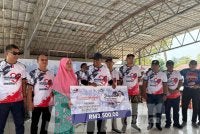 Ab Rauf (empat dari kiri) menyampaikan sumbangan kepada penerima sempena Jelajah Ketua Menteri Sayang Rakyat @ DUN Machap Jaya di Felda Menggong pada Ahad.