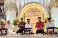 Ruddy (depan, tengah) bersama isteri (depan, kiri) dan anak (kanan) ketika majlis melafaz dua kalimah syahadah di kediaman mereka di Kampung Salimpodon Laut, Pitas, Kudat.
