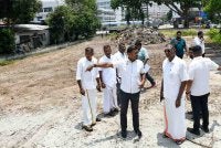 Kumaran Krishnan (tiga dari kanan) menunjukkan tapak projek pembinaan krematorium Hindu moden kepada RSN Rayer (dua dari kanan) di Bagan pada Ahad. Foto Bernama 