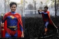 Seorang remaja di Indonesia bukan sekadar meminati watak Superman, malah tampil mengenakan kostum adiwira itu ketika membantu pasukan sukarelawan memadam kebakaran hutan di Kalimantan. Foto AFP
