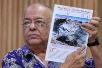 Pandey ketika memberi taklimat laluan baharu ke Gunung Everest kepada ahli Persatuan Pendaki Everest Malaysia. Foto Bernama