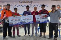 Khalid (tiga dari kanan) bersama pemenang Cabaran Memancing Pantai Remis di Kuala Selangor.