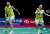 Aaron (kanan) dan Wooi Yik terpaksa akur tewas di tangan pasangan China dalam aksi final Kejohanan Dunia di New Delhi, India. Foto Agensi
