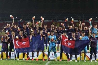 Pasukan Johor meraikan kemenangan selepas beraksi dalam perlawanan akhir bola sepak lelaki pada Sukma Selangor 2026 di Stadium MBPJ, Sabtu. Foto Bernama