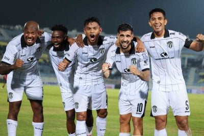 Pemain TFC, Victor Ruiz Abril (dua, kanan) meraikan kejayaan bersama rakan sepasukan selepas menjaringkan gol ketika menentang Melaka FC di Stadium Sultan Mizan Zainal Abidin, Gong Badak. Foto Bernama