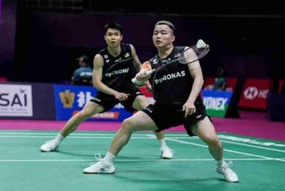 Aaron (kanan) dan Wooi Yik akan berdepan pasangan China dalam saingan akhir Kejohanan Dunia di New Delhi malam ini.