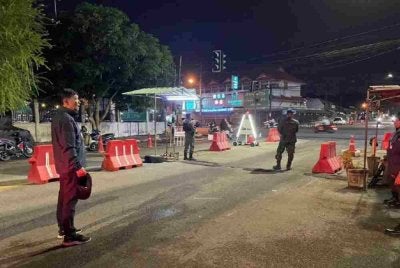 Timbalan Gabenor Narathiwat, Wichan Chaisetthsamphan (kiri) meninjau operasi keselamatan di daerah Muang, termasuk sekatan jalan raya, pos keselamatan di pejabat kerajaan, pejabat wilayah serta kedai serbaneka di zon ekonomi khas, susulan beberapa kejadian letupan bom, malam tadi. Foto/ Pejabat Perhubungan Awam Wilayah Narathiwat.
