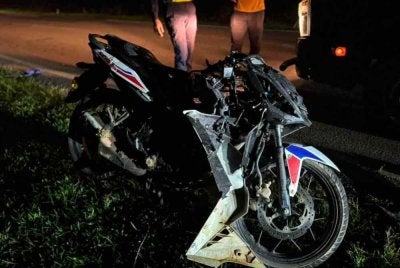 Keadaan motosikal yang ditunggangi mangsa selepas kemalangan tersebut. Foto Polis Rompin.