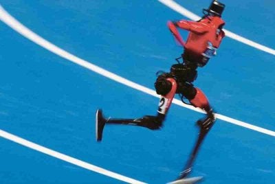 Aksi 'Lightning' ketika bertanding dalam Sukan Robot Humanoid Dunia kedua di Oval Luncur Laju Kebangsaan di Beijing, China pada Sabtu. Foto/ Reuters.