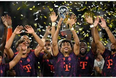 Para pemain meraikan kejayaan Bayern menjulang Piala Super Jerman selepas menewaskan tuan rumah, Dortmund 2-1. FOTO: AFP.