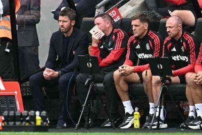 Carrick (kiri) mahu para pemain United segera memahami kelemahan dan memperbaikinya. Foto AFP.