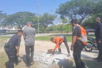 Kesan longgokan al-Quran dibakar yang ditemui penduduk di Taman Bandar Senawang. Foto: Ihsan penduduk 