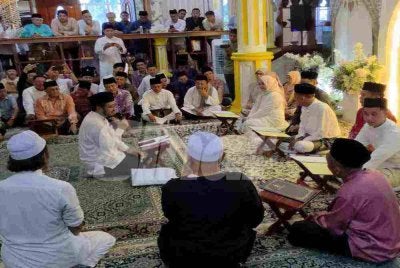 Ruddy bersama isteri dan anak ketika melafaz dua kalimah syahadah yang dibimbing Mufti Sabah, Datuk Bungsu @ Aziz Jaafar di kediaman mereka di Kampung Salimpodon Laut, Pitas, Kudat.
