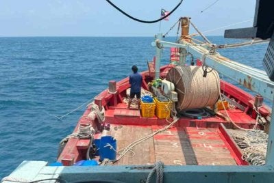 Bot yang dinaiki mangsa dikhuatiri lepas selepas kakinya tersangkut pada unjam yang ingin dilemparkan ke laut berdekatan Pulau Redang.